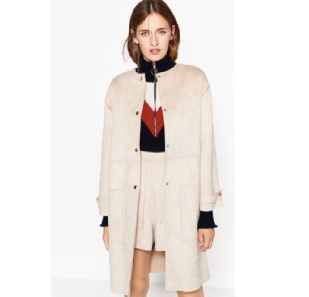 Chic cream trench coat by Zara. Features a classic design.
Size small